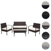 Brunt polyrattan loungesæt med sofa, to stole, bord og cremehvide hynder