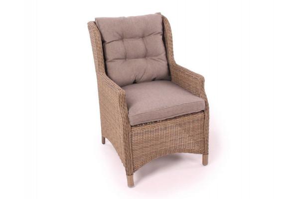 Rio Dusty loungestol i sandfarvet polyrattan med vandafvisende hynder